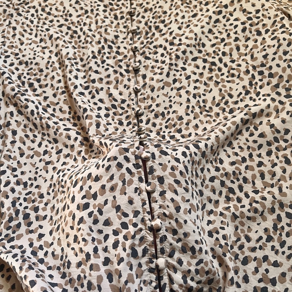 Abercrombie & Fitch Women's Leopard Print Top M button back - Picture 6 of 6
